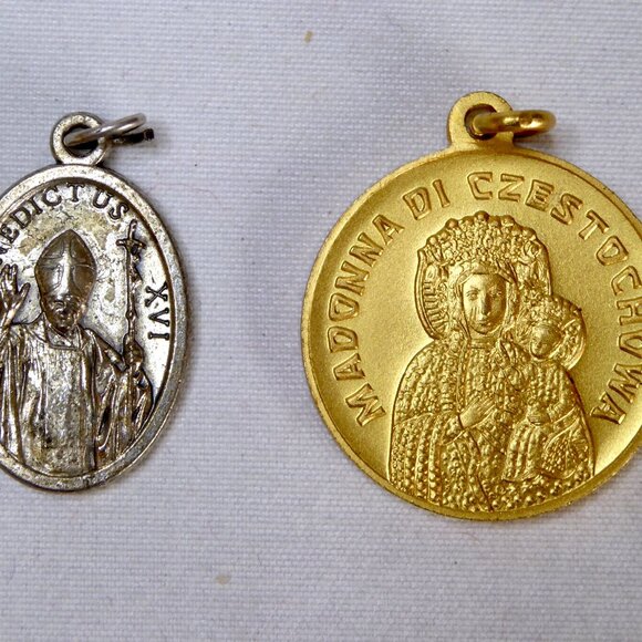 VINTAGE NEW POPE JOHN PAUL II VATICAN HOLY MEDALLION MEDAL CHARM LOT - Picture 12 of 12